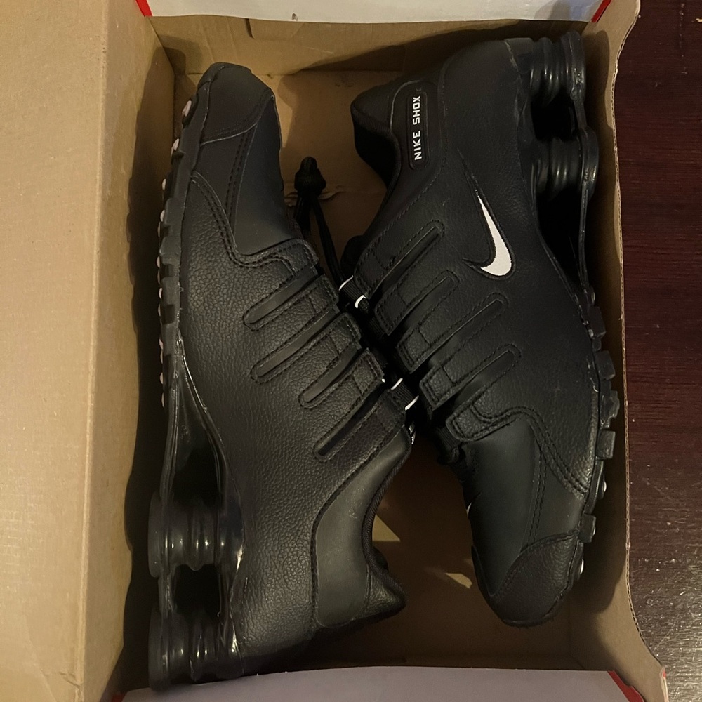 Black Nike Shox shoe males size 8.5